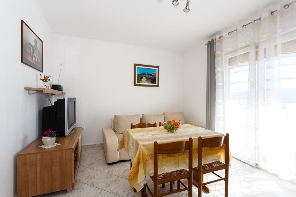 Apartment Branko Krk Island ภายนอก รูปภาพ