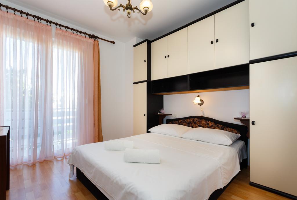 Apartment Branko Krk Island ภายนอก รูปภาพ